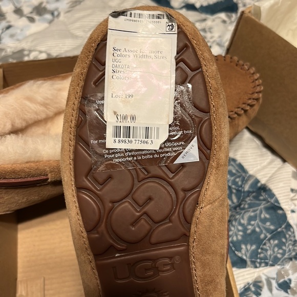 Ugg Dakota genuine slippers size 5 seem to run small lt brown new in the box - Picture 3 of 7